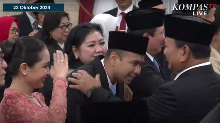 Nagita Slavina yang berdiri disamping sang suami Raffi Ahmad juga terlihat memancarkan senyum lebar ke Presiden Prabowo dan Wakil Presiden Gibran.