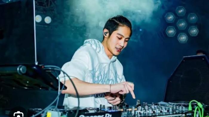 ERIKA CARLINA HAMIL - Nasib DJ Panda kehilangan job Dj buntut nama terseret kehamilan Erika Carlina.