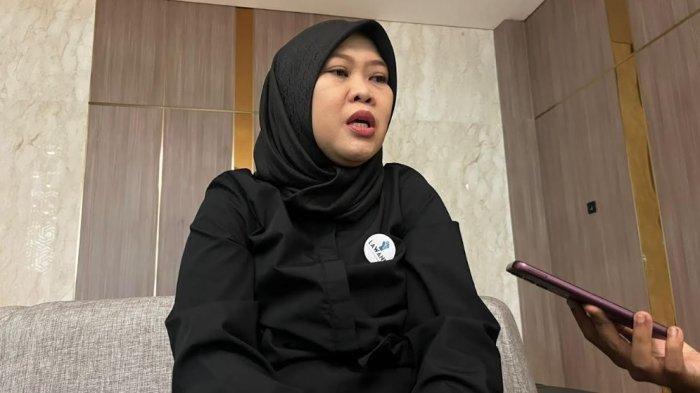 Neni Herlina, pegawai Kemendiktisaintek yang dipecat oleh Mendiktisaintek Satryo Soemantri Brodjonegoro di kantor Kemendiktisaintek, Senin (20/1/2025).
