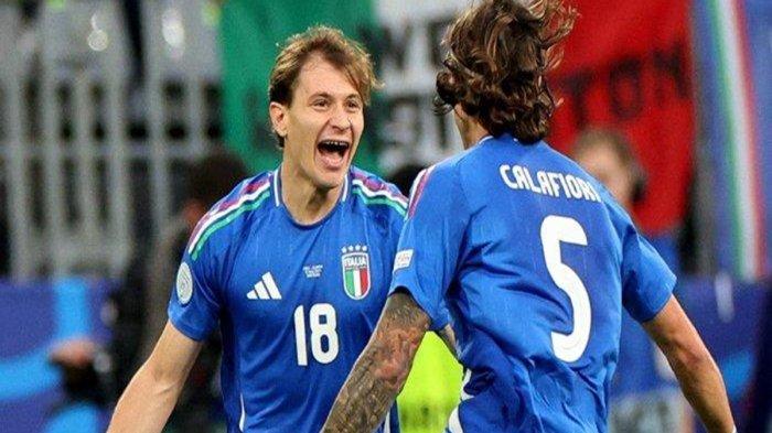 Nicolo Barella (kiri) dan Riccardo Calafiori (kanan) melakukan selebrasi setelah Italia mencetak gol ke gawang Albania pada laga Grup B Euro 2024 di Signal Iduna Park, Minggu (16/6/2024).