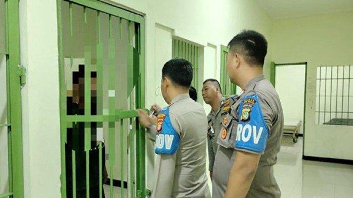 Nikson Pangaribuan (41) oknum anggota Polda Metro Jaya ditahan di Mapolres Bogor setelah kedapatan menganiaya ibu kandungnya hingga tewas.