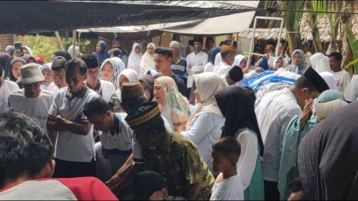 PEMAKAMAN JENAZAH- Suasana duka keluarga Nirpan Dulambuti diwarnai tangisan saat pemakaman di Desa Botumoito Boalemo, Selasa (18/2/2025). Nirpan Dulambuti (40), seorang istri jadi korban penikaman oleh suaminya sendiri, Ronald Entengo, di Desa Patoameme, Kecamatan Botumoito, Boalemo