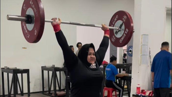 Nurul Akmal, atlet angkat besi Indonesia yang kini telah melakukan persiapan yang sangat matang menjelang pertandingan di Olimpiade Paris 2024.