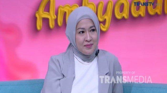 Okie Agustina saat menjadi bintang tamu dalam program Pagi Pagi Ambyar TRANS TV, Selasa (5/3/2024)