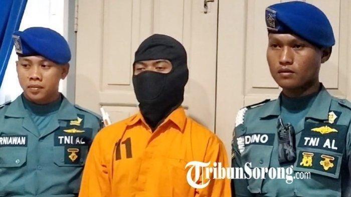 Oknum prajurit TNI AL pelaku pembunuhan terhadap Kesya Irena Yola Lestaluhu (20) dihadirkan di depan awak media di Markas Polisi Militer (PM) AL, Lantamal XIV/Sorong, Kota Sorong, Papua Barat Daya, Rabu (15/1/2025).