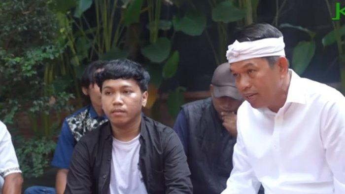 Okta bersama Kang Dedi Mulyadi. Okta, salah satu saksi baru muncul siap membela terpidana kasus pembunuhan Vina Cirebon. mematahkan keterangan AEP yang berbohong soal keberadaan Pegi