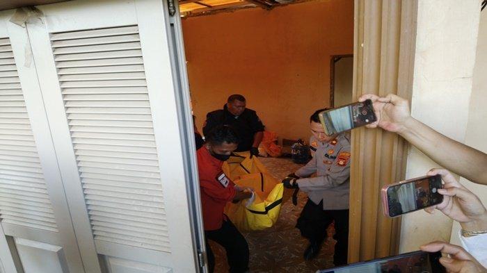 Polisi mengevakuasi jenazah ibu dan anak yang ditemukan tewas di rumahnya di Jalan Macan Lindungan, Palembang, Senin (15/4/2024).