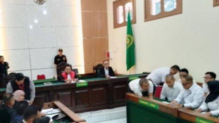 Situasi jalannya Sidang Praperadilan yang diajukan oleh tersangka pembunuh Vina dan Eki, Pegi Setiawan di Pengadilan Negeri Bandung Kelas IA, Senin (1/7/2024). Kini Pakar Hukum Pidana Soroti Pegi Setiawan Bebas Tersangka Kasus Vina, Ragu 8 Terpidana Lain Terlibat