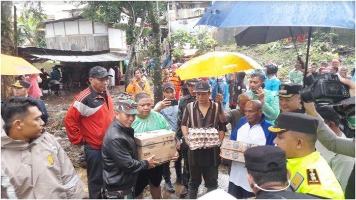 Pangdam II Sriwijaya Mayjen TNI Yanuar Adil menyerahkan bantuan untuk korban banjir di Pagaralam, Sabtu (27/1/2024). Pangdam II Sriwijaya Mayjen TNI Yanuar Adil telah memerintahkan Dandim 0405/Lahat membantu seoptimal mungkin terkait bencana alam di Lahat Sumsel.