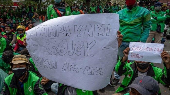 Foto: massa ojek online berunjuk rasa saat demo di depan Gedung DPR/MPR RI untuk berunjuk rasa menyampaikan aspirasinya, Senin (23/4/2018). Para ojek online (Ojol) dan kurir se-Indonesia kompak mematikan aplikasi orderan, Akibat penyesuaian tarif yang dinilai tidak adil antara aplikator