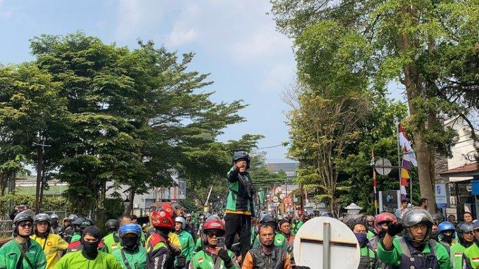 Foto: Seratusan Driver Ojol saat mendatangi para sopir angkot di Jalan R.Syamsudin. Selasa (20/8/2024) siang. Para ojol maupun kurir berharap pemerintah melegalkan pekerjaan ojek online dan t nasib mereka diakomodir dalam undang-undang dan perlindungan hukum