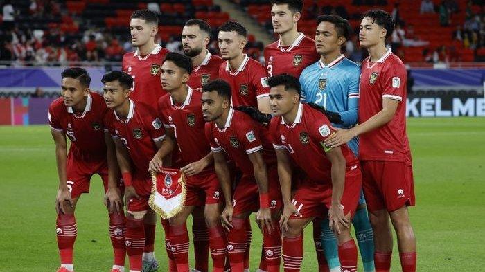 Para pemain timnas Indonesia berpose jelang kick-off partai melawan Irak pada fase grup Piala Asia 2023 di Stadion Ahmad bin Ali, Al Rayyan (15/1/2024).