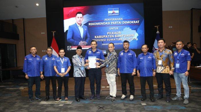 Partai Demokrat resmi menyerahkan dukungan B1-KWK kepada Bakal Calon Bupati dan Wakil Bupati Kabupaten Banyuasin, Slamet Somosentono dan Alfi N Rustam (Selfi).