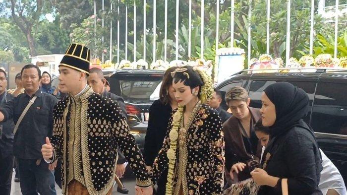 PESTA NGUNDUH MANTU- Pasangan Al Ghazali dan Alyssa Daguise telah tiba di Jakarta Convention Center (JCC), Senayan, Jakarta Pusat, untuk menggelar acara ngunduh mantu pada Kamis (19/6/2025) malam ini.