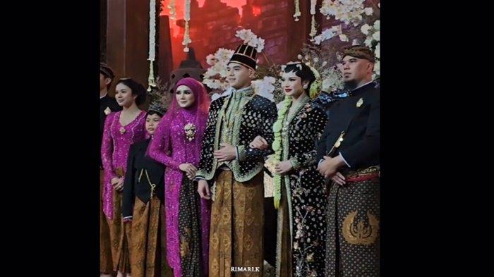 ACARA NGUNDUH MANTU- Potret Keluarga Al Ghazali di acara ngunduh mantu. Pasangan Al Ghazali dan Alyssa Daguise telah tiba di Jakarta Convention Center (JCC), Senayan, Jakarta Pusat, untuk menggelar acara ngunduh mantu pada Kamis (19/6/2025) malam ini.