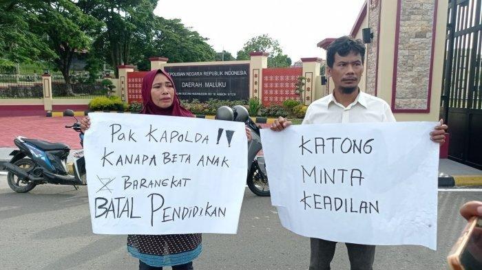 Pasangan suami istri demo didepan Polda Maluku anak ditangkap.