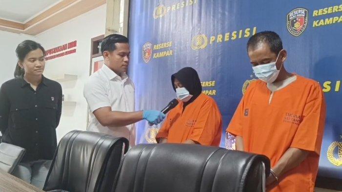 TINDAK ASUSILA - Pasangan suami istri tersangka tidak asusila terhadap anak saat dihadirkan Polres Kampar dalam jumpa pers, Kamis (22/5/2025). Pelaku melakukan tindak asusila selama 11 tahun terhadap korban.