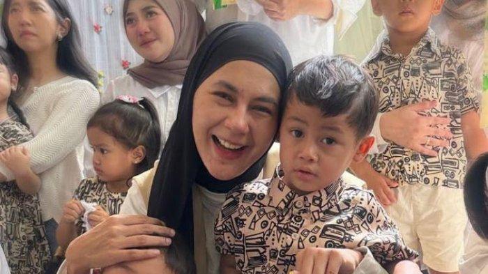 Paula Verhoeven tak kuasa menutupi tangis bahagianya bertemu Kiano dan Kenzo untuk merayakan hari ibu.