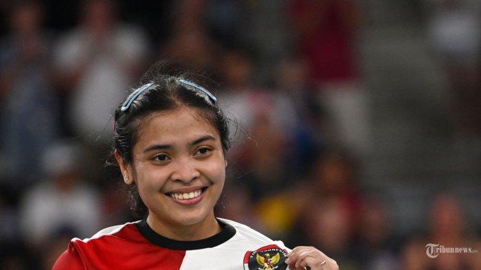 Pebulu tangkis tunggal putri Indonesia Gregoria Mariska Tunjung merayakan kemenangan atas pebulu tangkis Thailand Ratchanok Intanon dalam pertandingan perempat final bulu tangkis tunggal putri Olimpiade Paris 2024 di Porte de la Chapelle Arena di Paris pada 3 Agustus 2024.