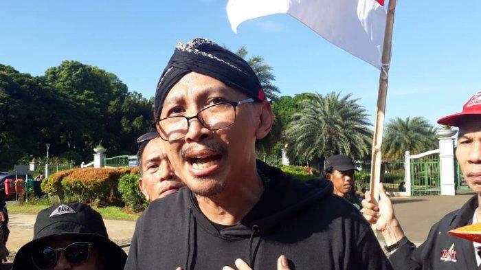 ABU JANDA - Pegiat media sosial Permadi Arya atau kerap disapa Abu Janda ikut berdemonstrasi bersama massa pengkritik Gubernur DKI Jakarta Anies Baswedan di Jalan Silang Merdeka Barat Daya, Monas, Jakarta Pusat, Selasa (14/1/2020). Kini dikabarkan diangkat menjadi Komisaris PT Jasamarga Toll Road Operation atau JMTO.