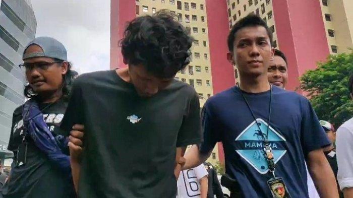 PEMBUNUH IBU DAN ANAK- Polisi menangkap pembunuh ibu dan anak yang jasadnya disembunyikan di toren di Tambora Jakarta Barat.
Pelaku pembunuhan
diduga nyamar jadi gembel untuk mengelabui polisi saat ditangkap di Banyumas.
