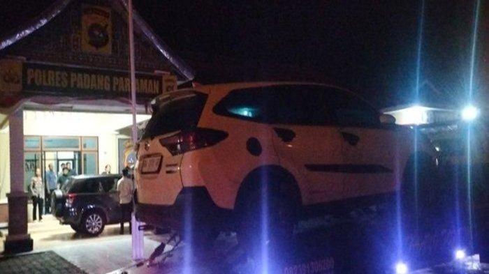 Pelaku perampokan mobil pengisi ATM BRI PT. Bringin Gigantara, di depan Jaya Sentrikon Fly Over Kampung Kasang, Batang Anai, Padang Pariaman, akhirnya berhasil ditangkap.