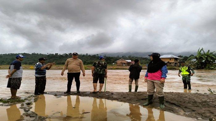 Tim gabungan dari personel kepolisian Polres Lahat dan TNI saat mematau banjir di Kabupaten Lahat, Sabtu (27/1/2024). Banjir di Lahat menyebabkan dua kecamatan terendam banjir dan satu rumah warga hanyut terseret derasnya air.