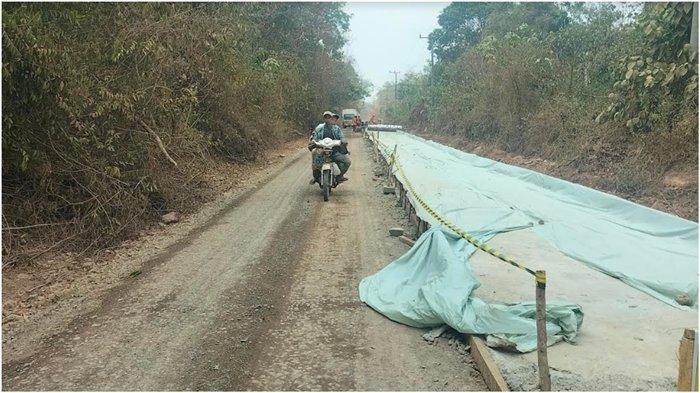 Pembangunan jalan menghubungkan Desa Talang Jaya menuju Desa Cengal dengan jarak sepanjang 6,4 kilometer, Senin (9/10/2023). Pemkab OKI menganggarkan Rp 56 miliar perbaikan jalan tersebut.