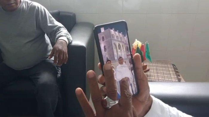 JEMAAH HAJI ILEGAL MENINGGAL- Rekor UIM, Ahmad Asir, menunjukkan video saat korban melakukan ibadah umrah. Pemilik travel yang memberangkatkan 13 orang termasuk Kaprodi UIM meninggal dunia di Gurun dikabarkan ditangkap otoritas keamanan Arab Saudi.