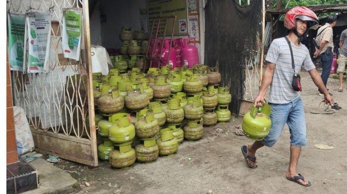 LPG 3 KG -- Seorang warga membeli LPG 3 kilogram di pangkalan gas Chairul Anhar Jalan Dempo Kelurahan Muaradua Kota Prabumulih, Selasa (4/2/2025). Pemkot Prabumulih bersama SPM Sub Rayon III Pertamina menetapkan harga Eceran Tertinggi (HET) gas LPG 3 Kg sebesar Rp 18.500.