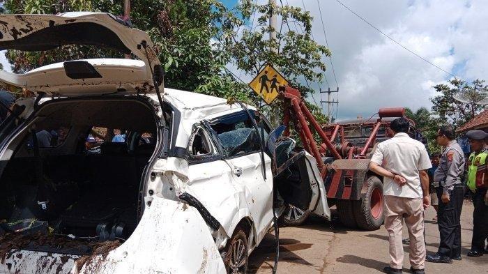 Penampakan bangkai Avanza bernomor polisi B 1487 HKJ yang terjun ke jurang di Desa Suka Sirnarasa, Rancakalong, Sumedang yang berhasil dievakuasi menggunakan mobil derek