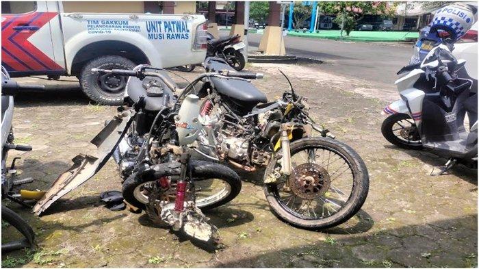 Dua motor terlibat kecelakaan maut Yamaha Jupiter dan Honda Supra Fit milik korban tersebut, kini sudah diamankan di Satlantas Polres Musi Rawas, Senin (21/8/2023). Kecelakaan ini menewaskan dua pengendara motor dan satu lainnya luka berat.