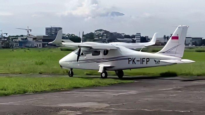 Penampakan pesawat tingan Tecnam P2006T. Pesawat latih jenis berkode PK-IFP jatuh di kawasan Bumi Serpong Damai (BSD), Kecamatan Serpong, Tangerang Selatan (Tangsel), Banten, Minggu (19/5/2024).