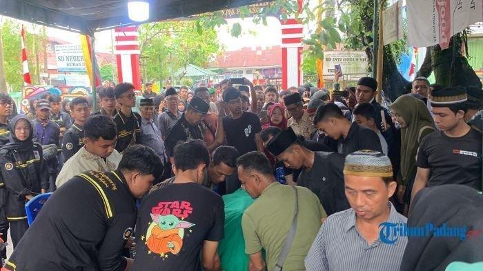 Penampakan suasana rumah Zhafirah Zahrim penuh didatangi pelayat.