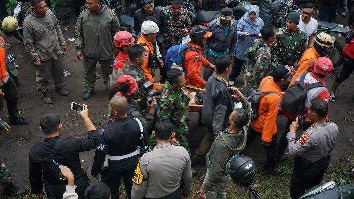 Pendaki gunung Marapi berhasil dievakuasi petugas Senin (4/11/2023).