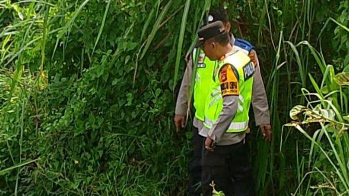 Penemuan Mayat - Kapolsek Cempaka AKP Aston Sinaga SH saat berada di Tempat Kejadian Perkara (TKP) Penemuan Mayat dengan kaki tangan terikat, Jumat (29/03/2024).