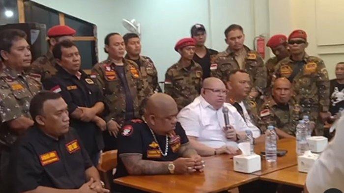 RAZMAN PERINGATI DEDI MULYADI- Razman yang didampingi Ketua DPD Grib Jaya Sumut, Samsul Tarigan dalam jumpa pers yang digelar di Kota Medan, Sumatera Utara pada Selasa (22/4/2025). Pengacara Razman Nasution memperingatkan Gubernur Jawa Barat, Dedi Mulyadi agar tidak mengusik Grib Jaya, dinilai memicu kekacauan