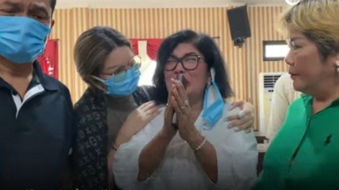 Pengacara ternama Farida Felix, ibunda Abraham Michael pembunuh satpam di rumahnya hanya bisa menangis usai sang anak jadi tersangka. janji minta maaf