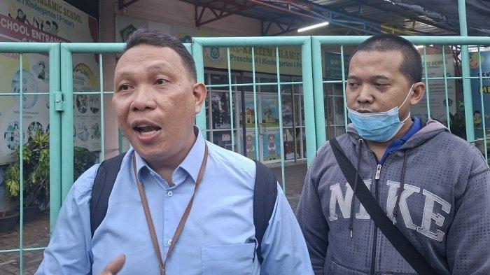 SEKOLAH BODONG BEKASI - Pengacara yayasan sekolah Al Kareem Islamic School Bekasi, Mario Wilson Alexander (kiri) saat ditemui sejumlah jurnalis pada Rabu (18/6/2025). Mario mengatakan, pihak sekolah berjanji akan bertanggung jawab mengganti kerugian seluruhnya yang dialami sejumlah pihak.