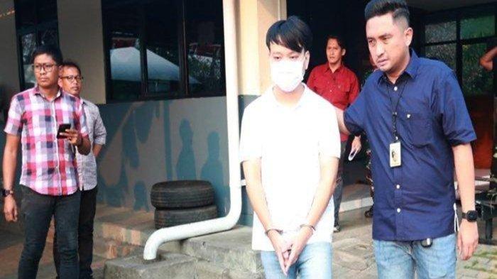 Pengusaha Ivan Sugianto (baju putih) saat ditangkap di Bandara Juanda, Jawa Timur, Kamis (14/11/2024).