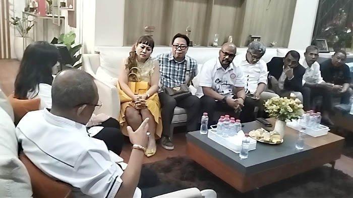 PERTEMUAN DUA PIHAK - Pengusaha Jan Hwa Diana bertemu dengan Wakil Walikota Surabaya Armuji di Rumah Dinas pada Senin (14/4/2025). Dalam pertemuan tersebut, Diana menyebut Cak Ji sebagai orang baik dan akan mencabut laporan ke Polda Jatim.