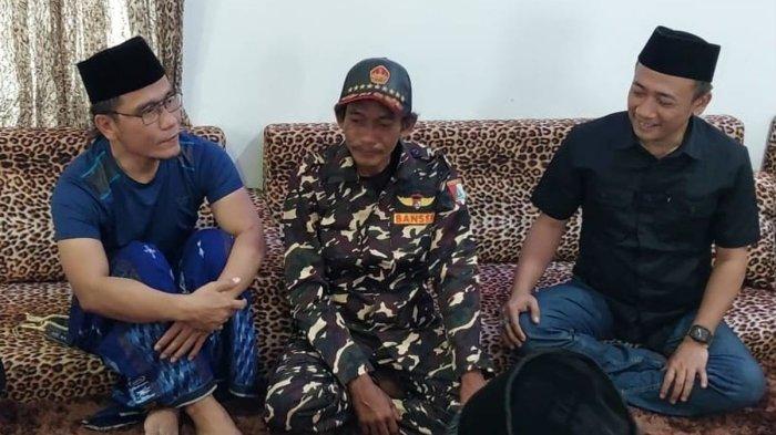 Penjual es teh Sunhaji tampak mengenakan seragam Banser saat berbincang dengan Gus Miftah dan Ketua PW GP Ansor DI Yogyakarta (DIY), Abdul Muiz di Pondok Pesantren Ora Aji, Kalasan, Kabupaten Sleman.