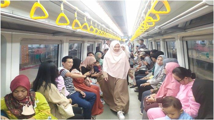 Penumpang LRT Sumsel memilih moda transportasi umum ini sebagai andalan pergi ke lokasi tujuan dengan aman dan bebas macet tanpa hambatan, Senin (27/11/2023).