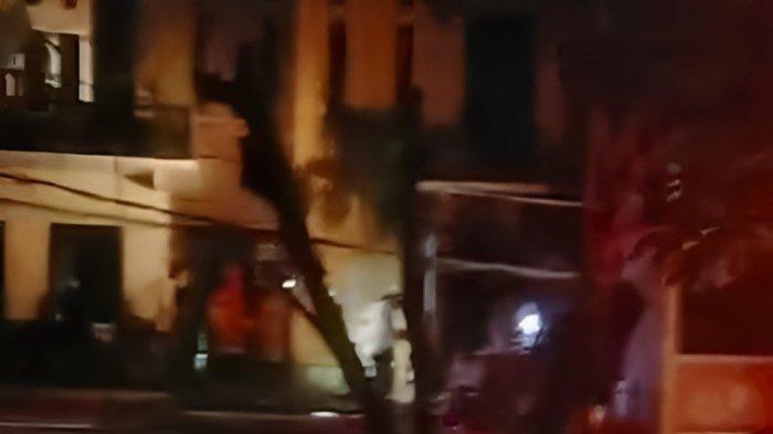Penyebab rumah artis Joe Hana Sutisna atau Joe P Project di Bandung kebakaran diduga akibat korsleting.