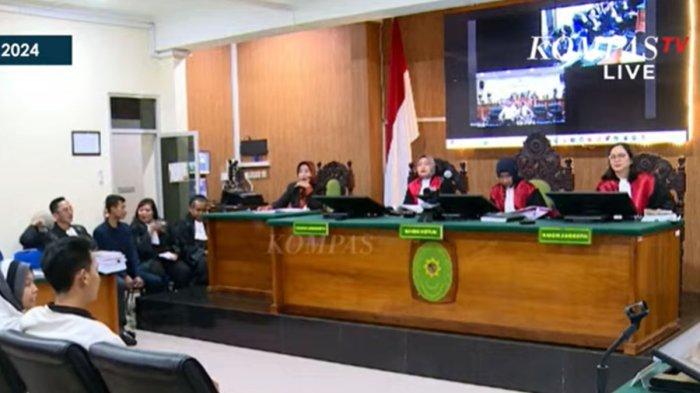 Momen Sidang Peninjauan Kembali (PK) Saka Tatal Hari Ini, Selasa (30/7/2024). Peran Iptu Rudiana Dalam Kasus Vina Cirebon Diungkap Saksi Sidang PK, Ikut Injak dan Pukul Terpidana
