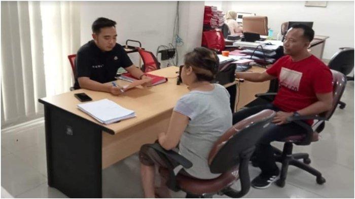 Tersangka Tindak Pidana Perdagangan Orang (TPPO) asal Ogan Ilir, Rita Wati saat tiba di kantor Kejari Ogan Ilir, Indralaya, Sabtu (30/9/2023). Polisi telah melengkapi berkas perkara tindak pidana perdagangan orang di Ogan Ilir, tersangka dilimpahkan ke Kejari dan segera sidang.