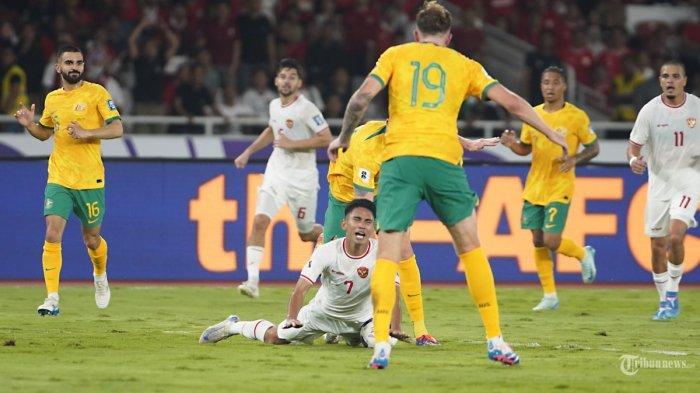 MARSELINO TERJATUH - Pesepak bola Timnas Indonesia, Marselino Ferdinan (tengah bawah) terjatuh saat melawan Timnas Australia pada pertandingan Grup C putaran ketiga Kualifikasi Piala Dunia 2026 Zona Asia melawan Australia di Stadion Utama Gelora Bung Karno (SUGBK), Jakarta, Selasa (10/9/2024). Klasemen Grup C setelah Timnas Indonesia digasak Australia.