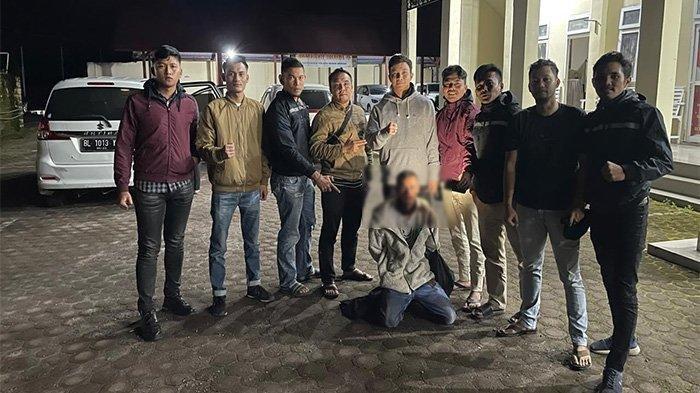 PELAKU PEMBUNUHAN DITANGKAP - Petugas Satreskrim Polres Bener Meriah berhasil menangkap pelaku saat berada di sebuah kebun di Kampung Beranun Teleden, Kecamatan Bandar, Bener Meriah, Jumat (31/1/2025). Kasat belum menjelaskan motif dari pelaku yang nekat menghabisi nyawa istrinya sendiri.