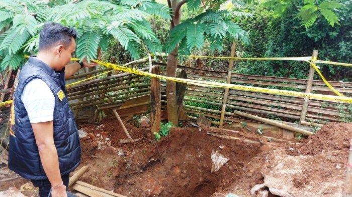 LOKASI KORBAN DIKUBUR - Petugas Satreskrim Polres Wonogiri mengecek liang tempat dikuburnya korban, Dwi Hastuti yang berada di belakang rumah orangtua tersangka, Dusun Brubuh, Desa Ngadirojo Lor, Kecamatan Ngadirojo, Kabupaten Wonogiri, Jumat (2/5/2025) siang. Kasus ini terungkap seusai orangtua pelaku memberikan keterangan kepada pihak kepolisian yang sedang melaksanakan serangkaian penyelidikan.
