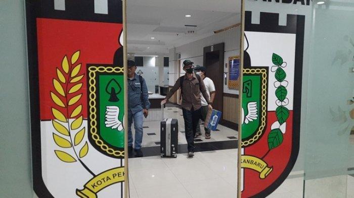 Petugas dari KPK terlihat di lobi saat meninggalkan Kantor Badan Kesbangpol Pekanbaru.